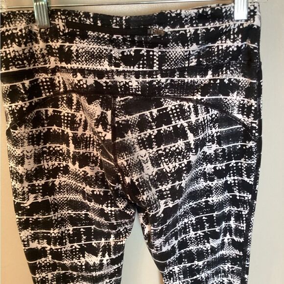 NIKE DRI FIT RUNNING SIZE MEDIUM EPIC VIPER BLACK AND WHITE CROP TIGHTS - Picture 4 of 8